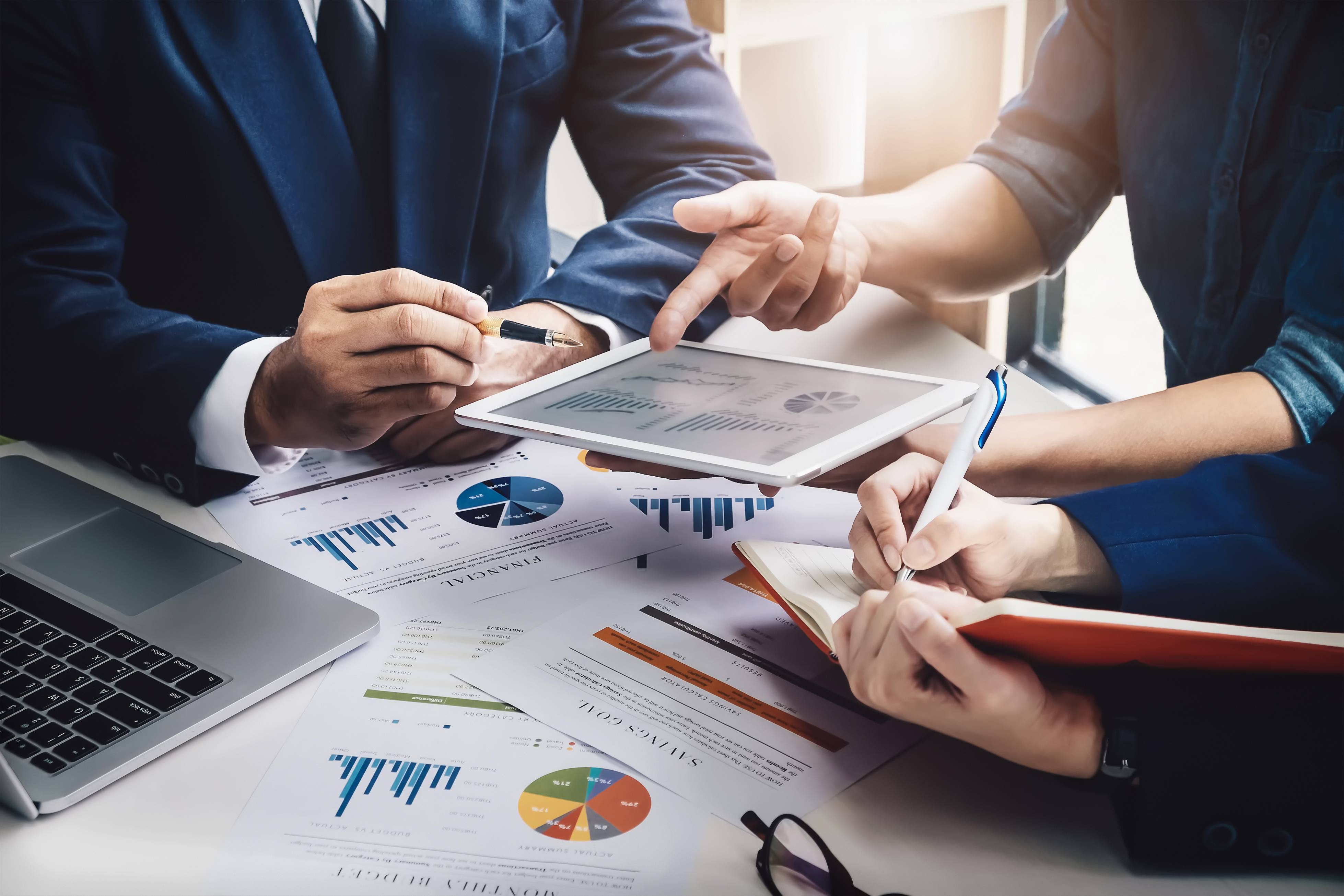 Menschen besprechen Statistiken im Büro